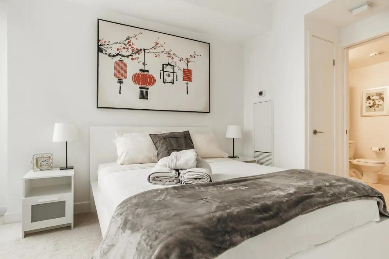 Luxury 2-Bedroom Condo Parking, View Of Cn Tower Toronto Exterior foto